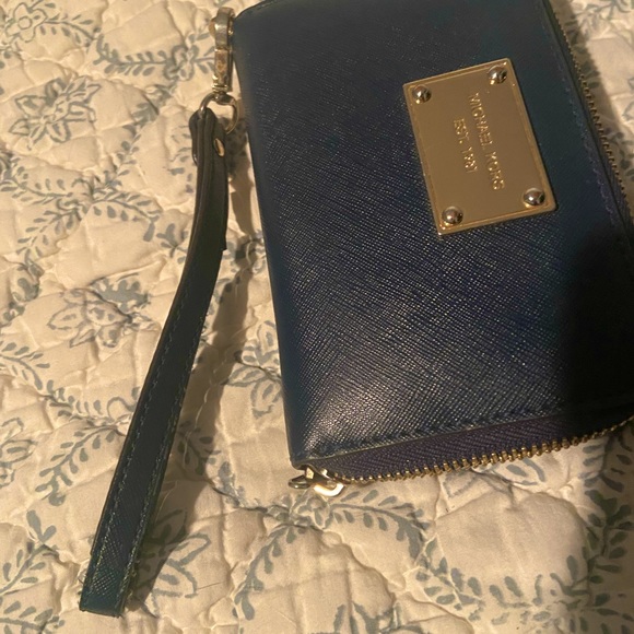 Michael Kors Navy Multifunction wristlet - Picture 3 of 6